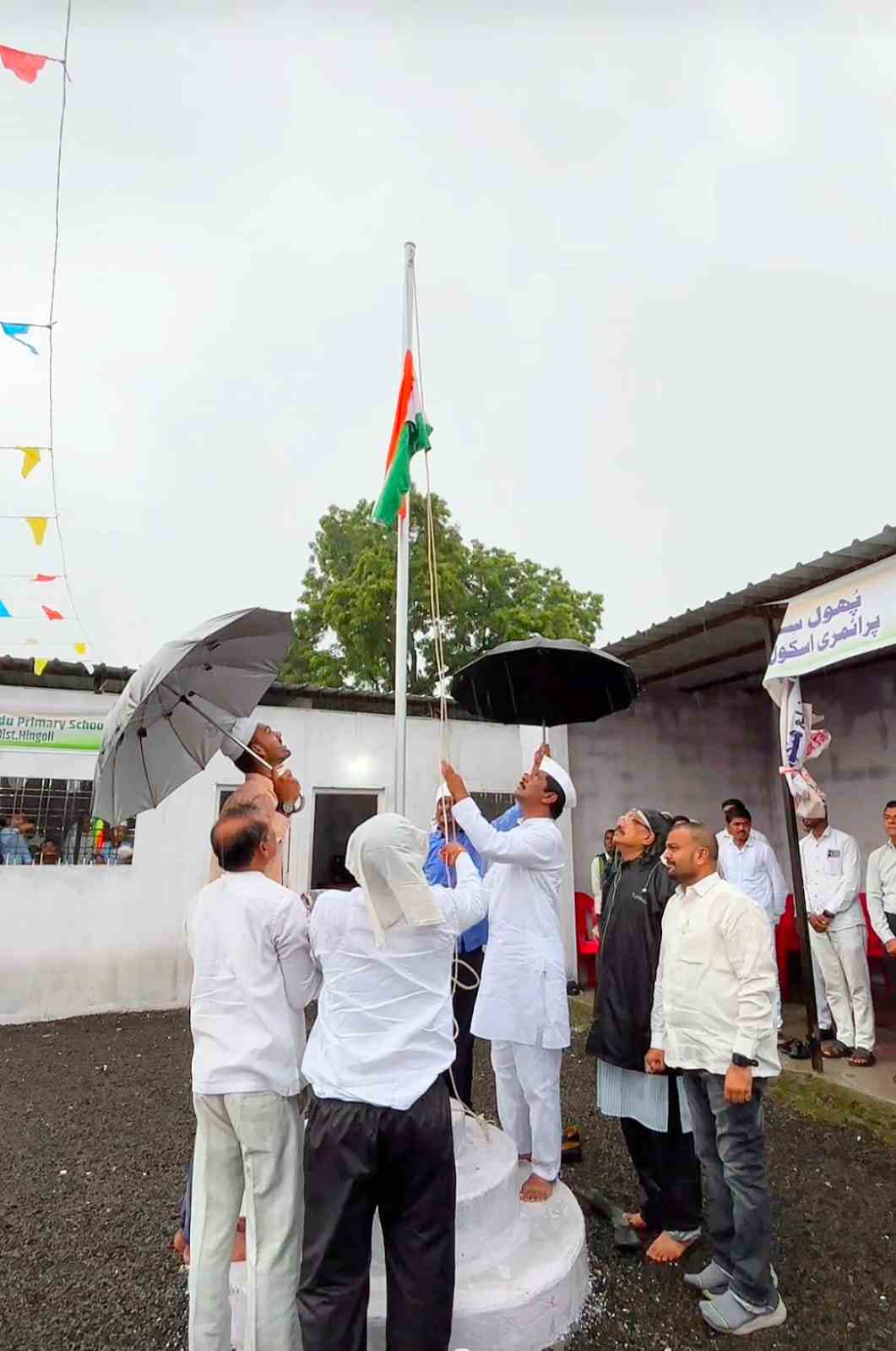 फुलसिंग नाईक उर्दू व मराठी उच्च प्रथमिक शाळा वसमत या दोन्ही विद्यालयाचा ध्वजारोहण अमजद खान उर्फ् नम्मु यांच्या हस्ते संपन्न